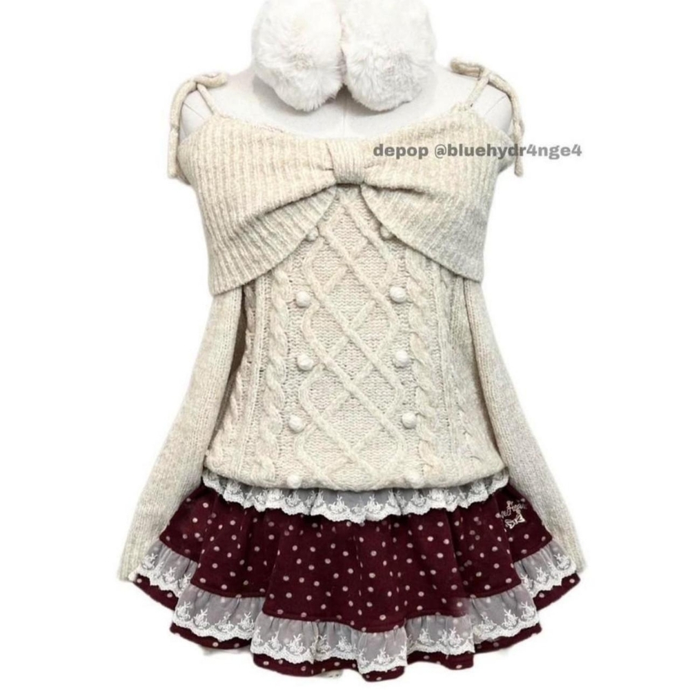 ON HOLD. Penderie Liz Lisa pom pom off the shoulder sweater